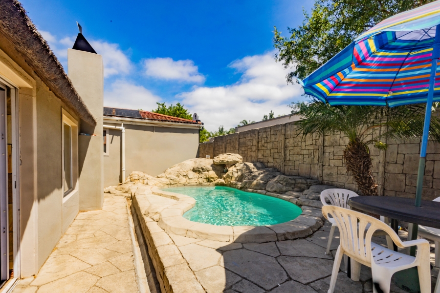 6 Bedroom Property for Sale in Uitzicht Western Cape